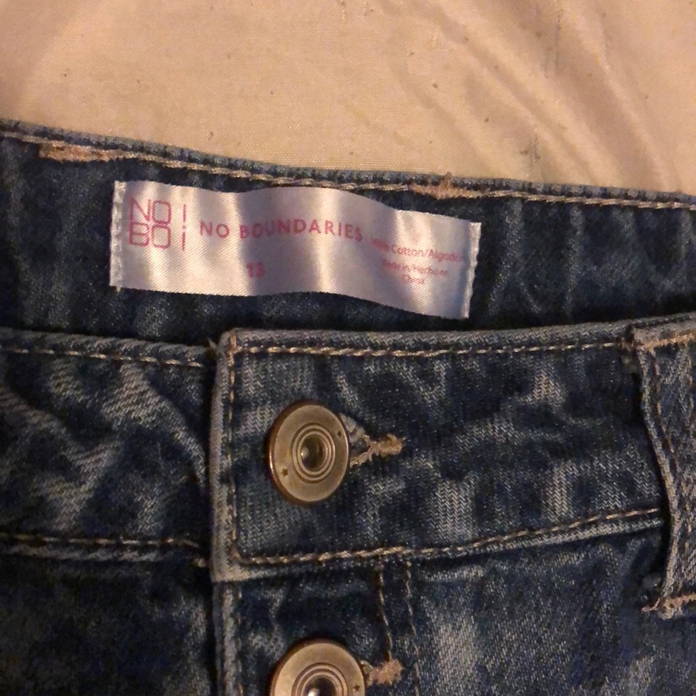 No boundaries, Jean short, bleach dyed